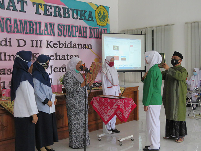 SUMPAH: Pengambilan sumpah bidan oleh Ketua Ikatan Bidan Indonesia (IBI) Kabupaten Jember, Nunuk Nurwati, Kamis (21/10). 
