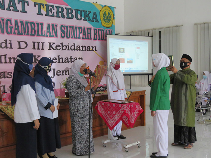 SUMPAH: Pengambilan sumpah bidan oleh Ketua Ikatan Bidan Indonesia (IBI) Kabupaten Jember, Nunuk Nurwati, Kamis (21/10).